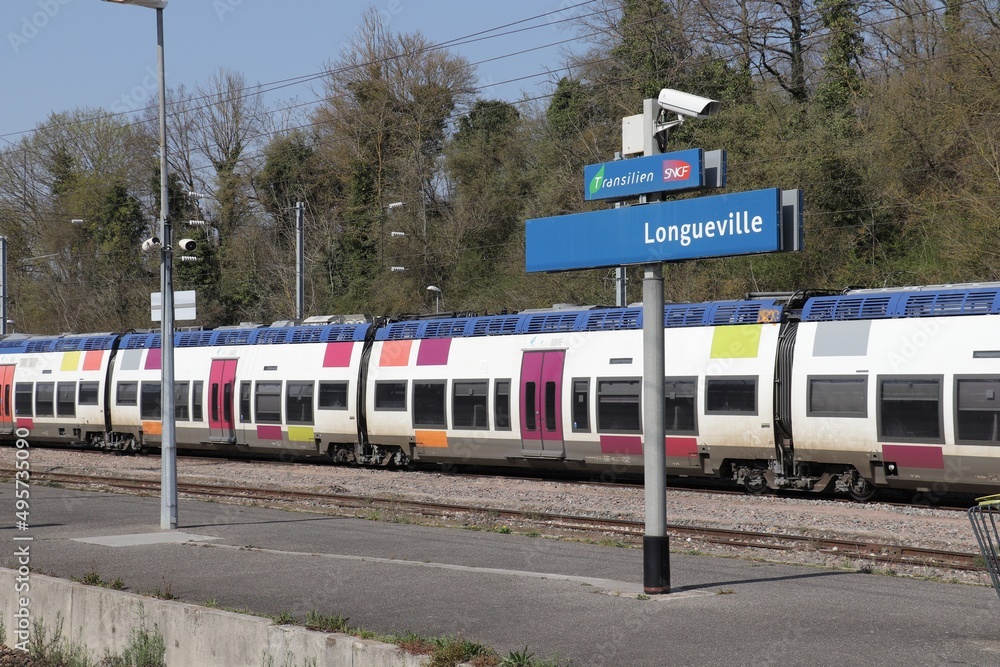 Longueville, France, mars 2022 Trains SNCF Transilien et TER en gare