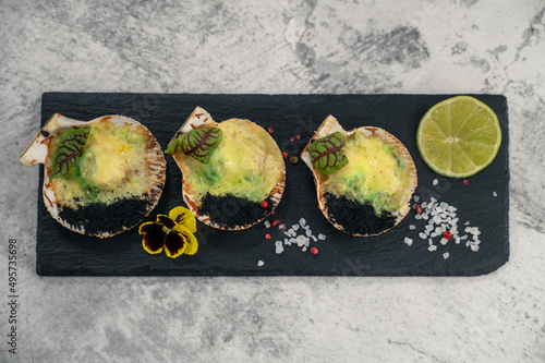 Delicacy roasted scallops w...