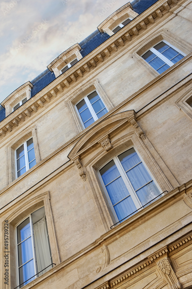 Obraz premium Facing a classic French architecture 