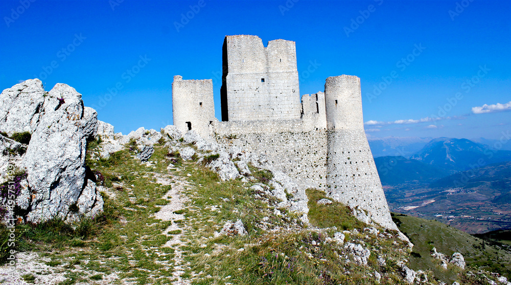 Ruinas del Castillo de Rocca Calascio, 1460 metros de altitud en el apenino central, Italia