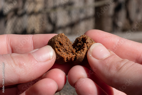 Fotografía dark pieces of hashish cannabis with high thc trihomes.