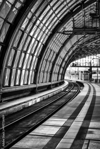 Fotografie Vertical grayscale shot of a train station in Berlin, Germany