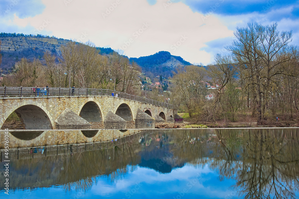 Saale Wehr mit Blick auf die alte Burgauer Brücke, Spiegelung im Wasser, Jena Burgau, Thüringen	
