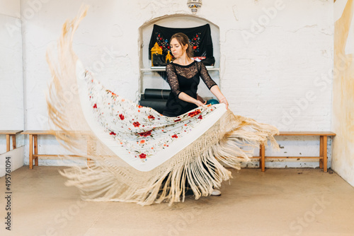 Fotografie flamenco dancer in motion with manila shawl