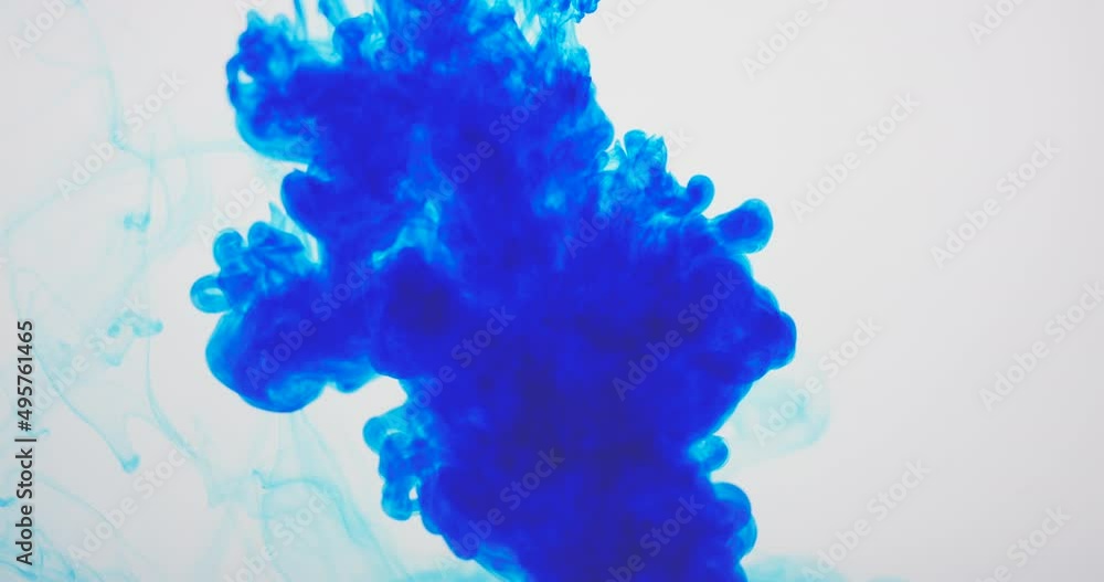 Flüssige Abstraktion, blaue Tinte löst sich in Wasser auf, ein fließender organischer Hintergrund