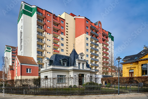 Architektonische Gegensätze: Gründerzeit-Bäderarchitektur und moderne Zweckbauten in Heringsdorf auf Usedom