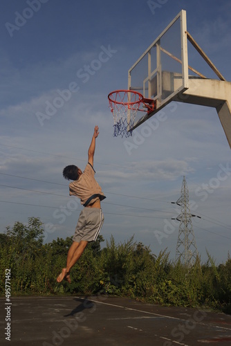 basketball hoop and ball © Chonben