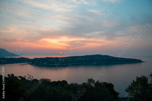 Panorama lors d'un lever de soleil sur la presqu'île du Cap Ferrat depuis la petite batterie de Nice sur la Côte d'Azur © Bernard