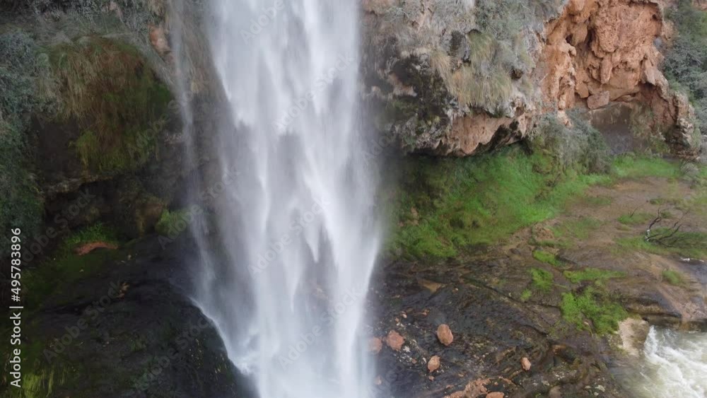 Video del salto de la novia, una cascada situada en Navajas, provincia de Castellón (España). Imágenes tomadas con drone Video del salto de la novia, una cascada situada en Navajas, provincia de Castellón (España). Imágenes tomadas con drone