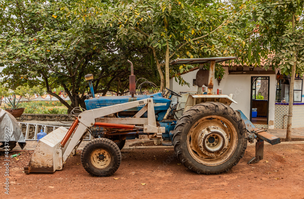 Obraz premium Tractor en campo