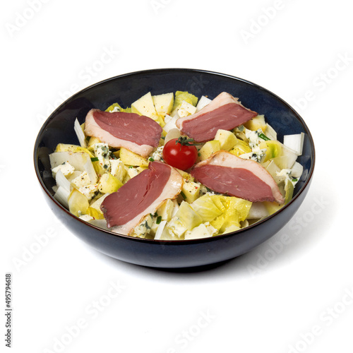 Salade d'endives, magrets de canard,  pommes et roquefort dans un bowl - Fond blanc photo