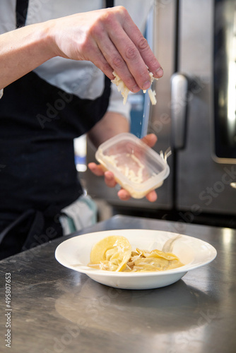 plato de pasta fresca tortelini con queso parmesano y salsa en un restaurante italiano con copa de vino en una mesa servido por camarero