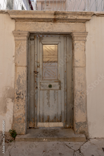 Vertical shot of the entry of an old building in Crete photo