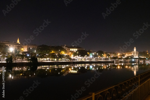 Zentrum bei Nacht Blick über den Guadalquivir Sevilla Spanien.
