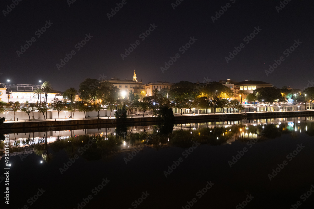 Zentrum bei Nacht Blick über den Guadalquivir Sevilla Spanien.