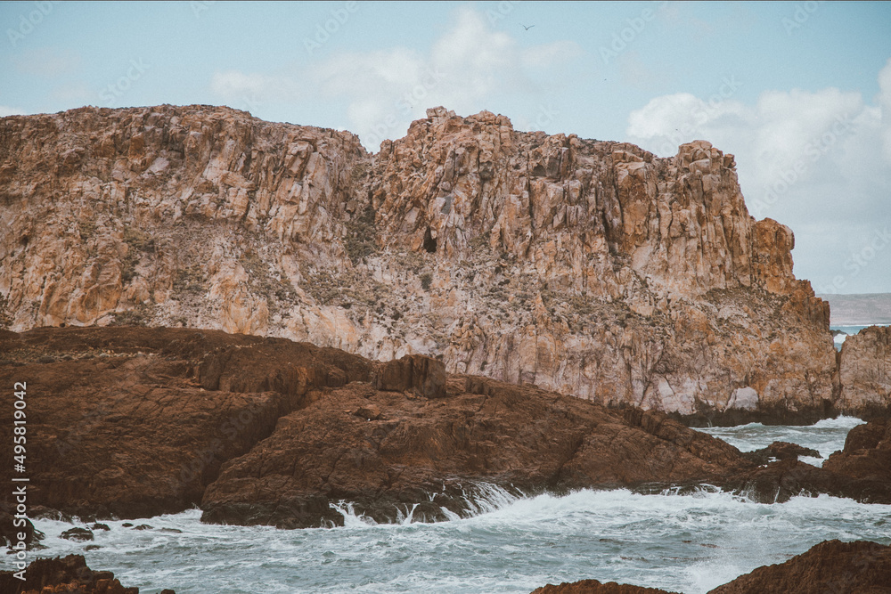 Rocas al costado del mar