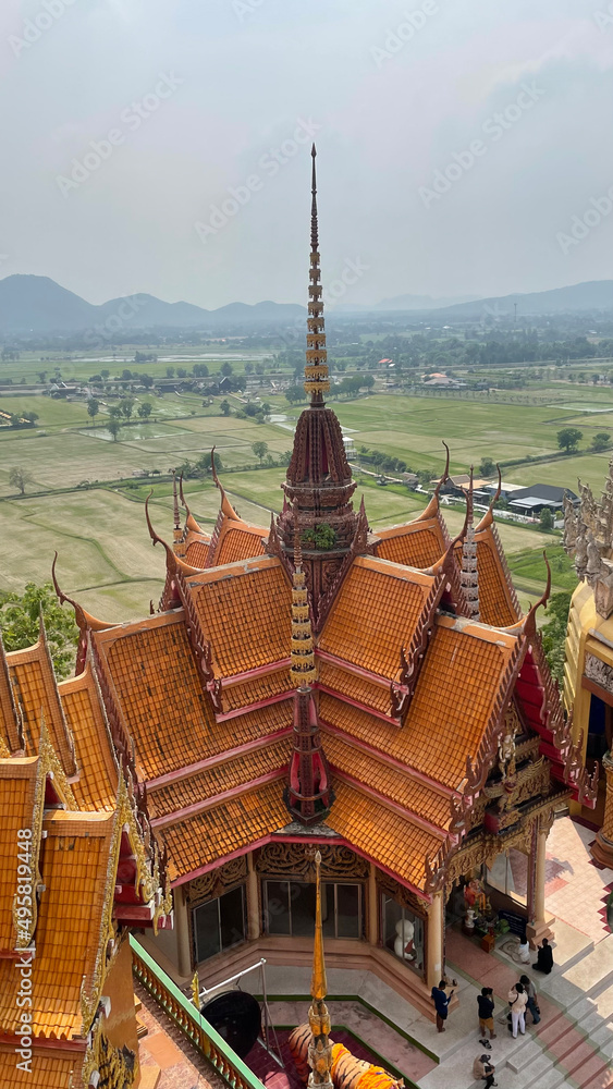 Kanachanaburi l'imposant temple bouddhiste Tham Suea visible depuis des kilomètres et situé près de la rivière Kwai 