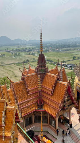 Kanachanaburi l imposant temple bouddhiste Tham Suea visible depuis des kilom  tres et situ   pr  s de la rivi  re Kwai 