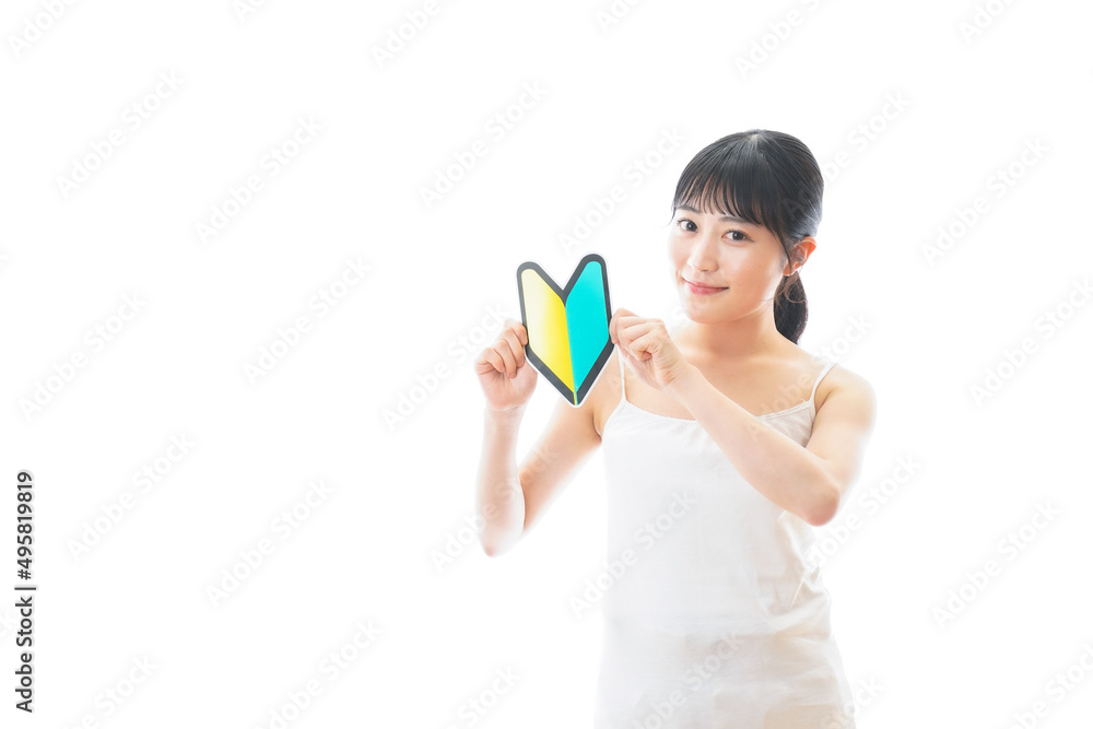 初心者マークを持つキャミソールをきた若い女性