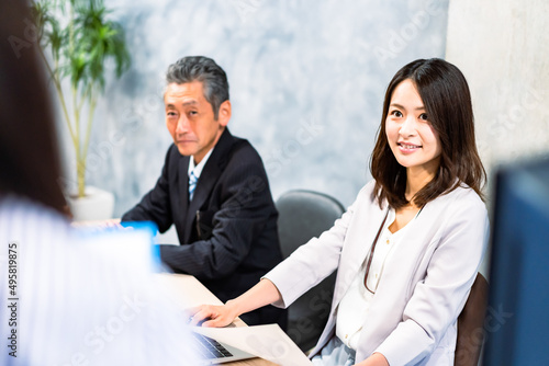 Wallpaper Mural クライアントとの打ち合わせをする社長と秘書 Torontodigital.ca