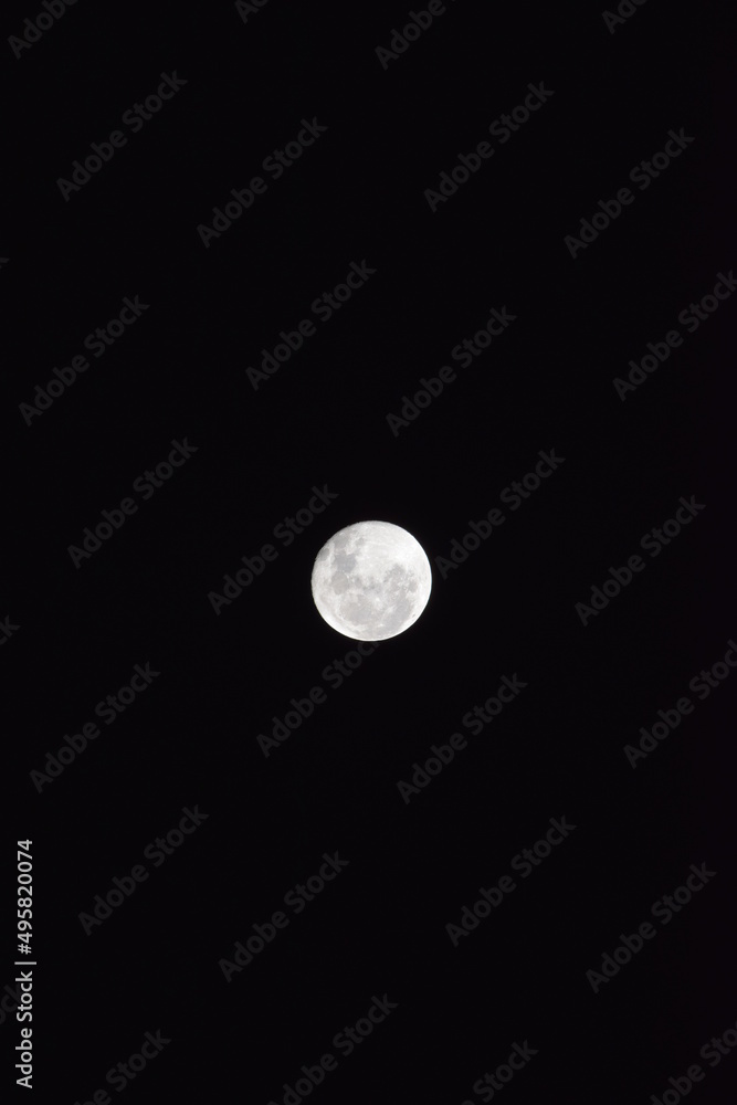 hermosa luna en un atardecer y algunas nubes hermosa luna en un atardecer y algunas nubes