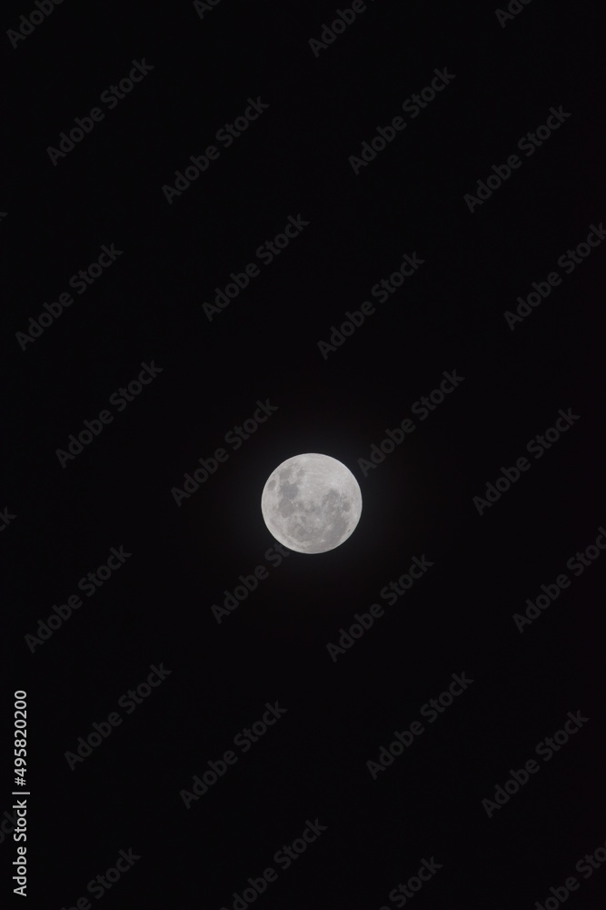 hermosa luna en un atardecer y algunas nubes hermosa luna en un atardecer y algunas nubes