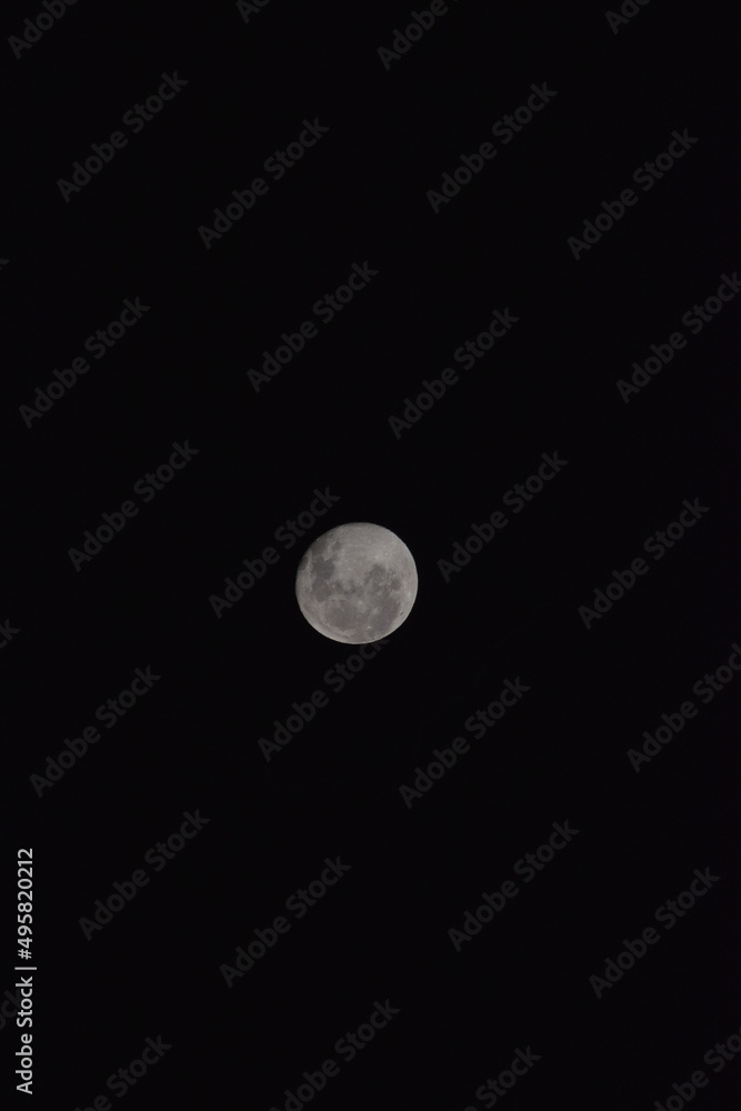 hermosa luna en un atardecer y algunas nubes hermosa luna en un atardecer y algunas nubes