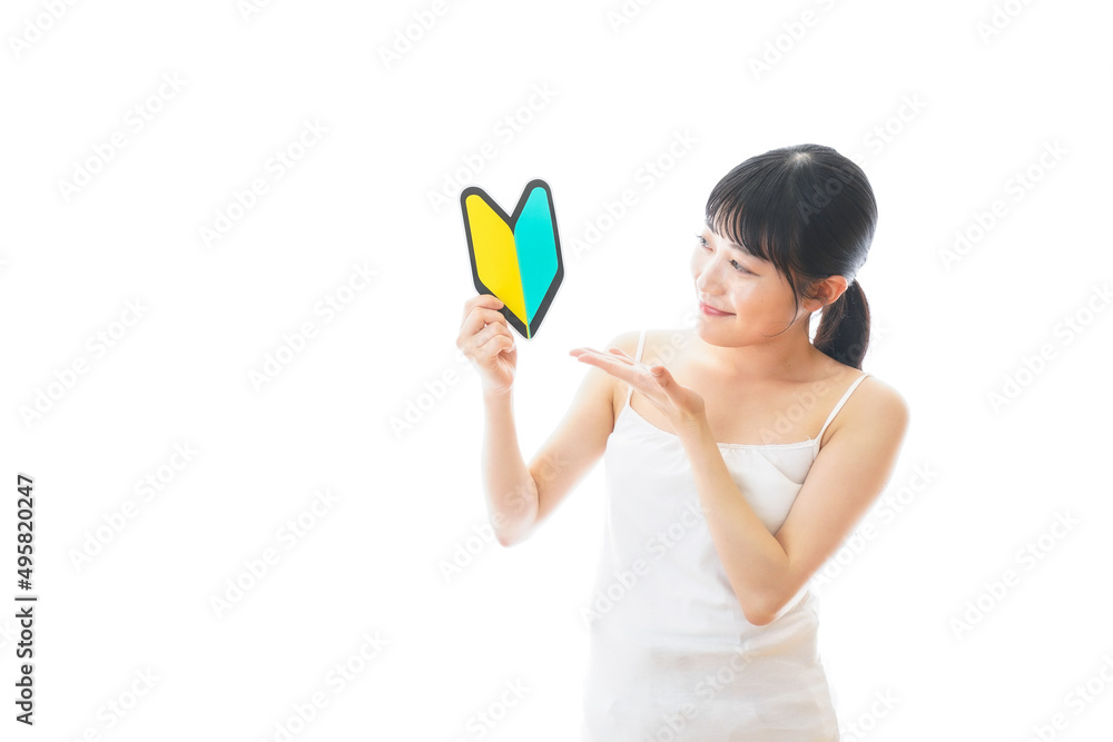 初心者マークを持つキャミソールをきた若い女性