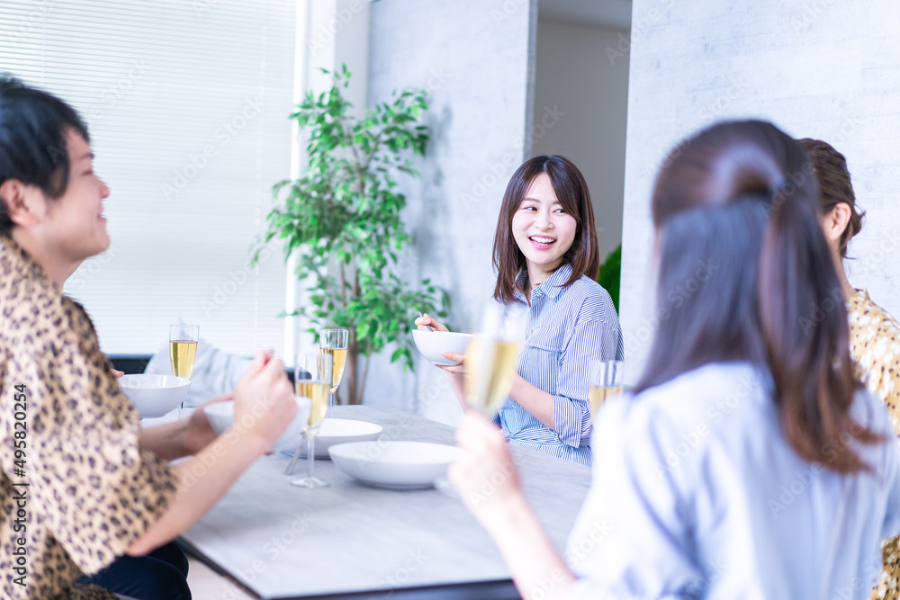みんなで食事をする若い男女 みんなで食事をする若い男女