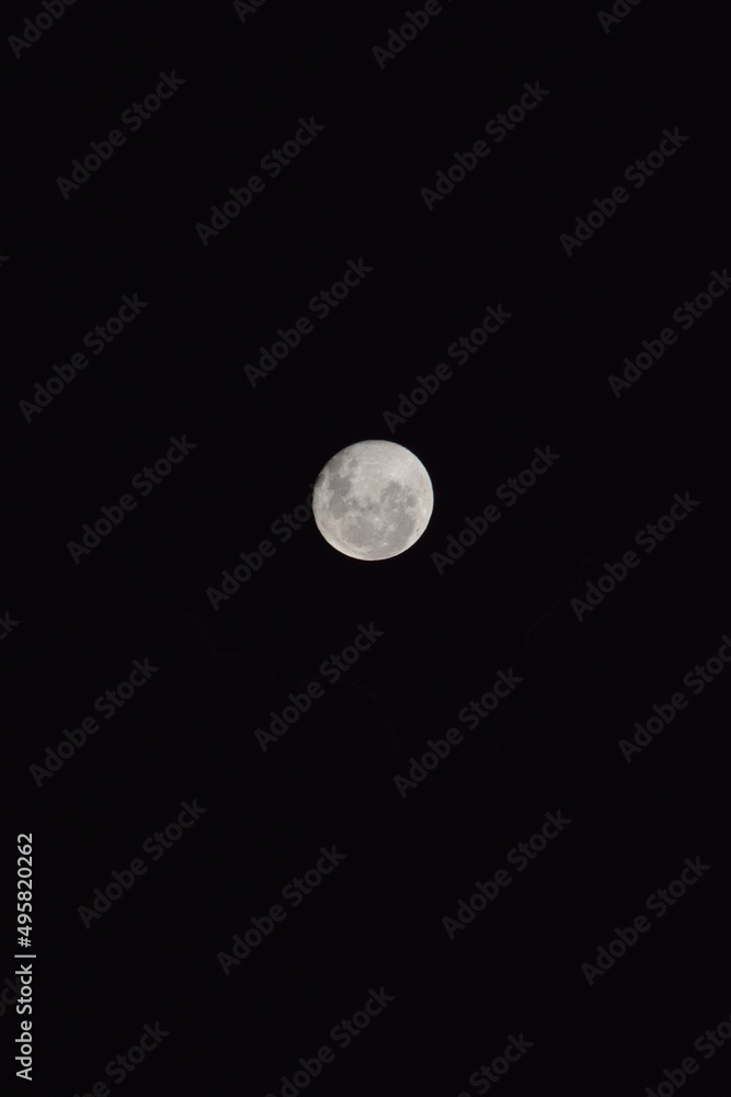 hermosa luna en un atardecer y algunas nubes hermosa luna en un atardecer y algunas nubes