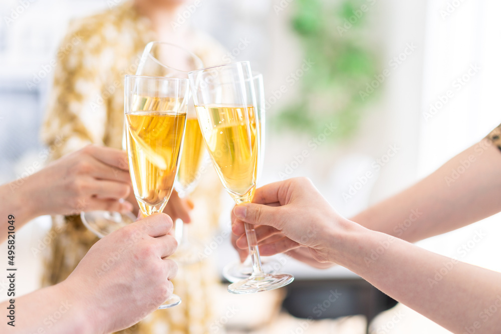 パーティーで乾杯をする若い男女 パーティーで乾杯をする若い男女