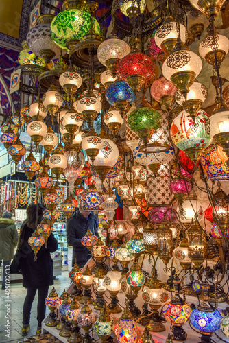 Venta de lámparas tradicionales en el mercado de Estambul photo