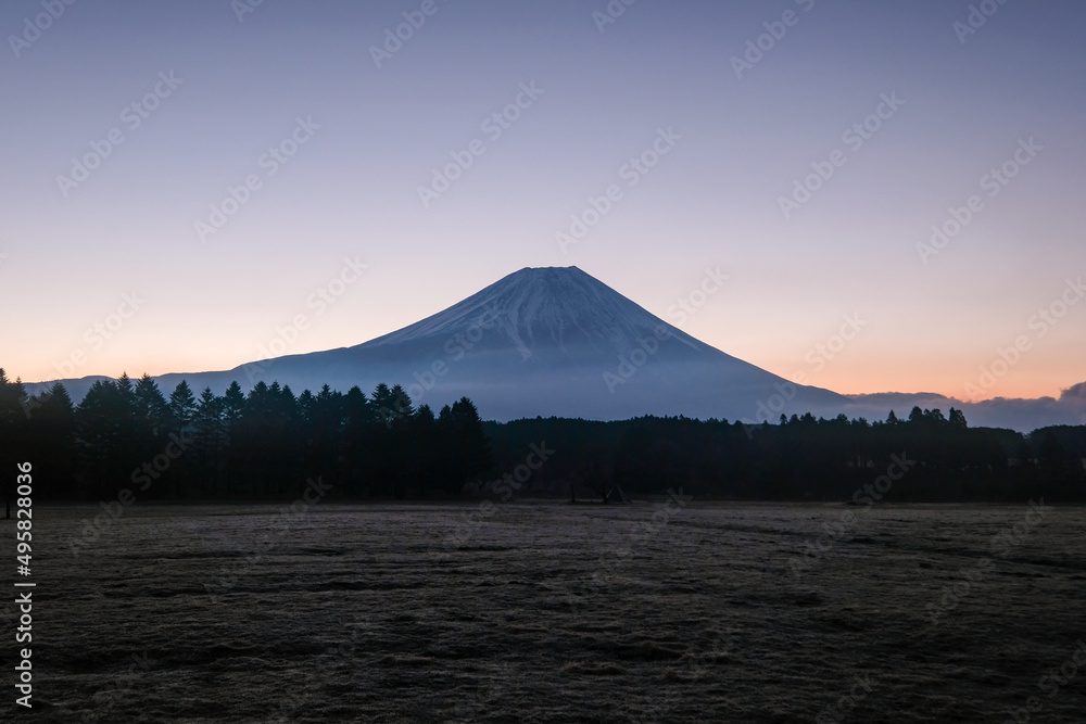 静岡県富士宮市朝霧高原のキャンプ場からの富士山と日の出