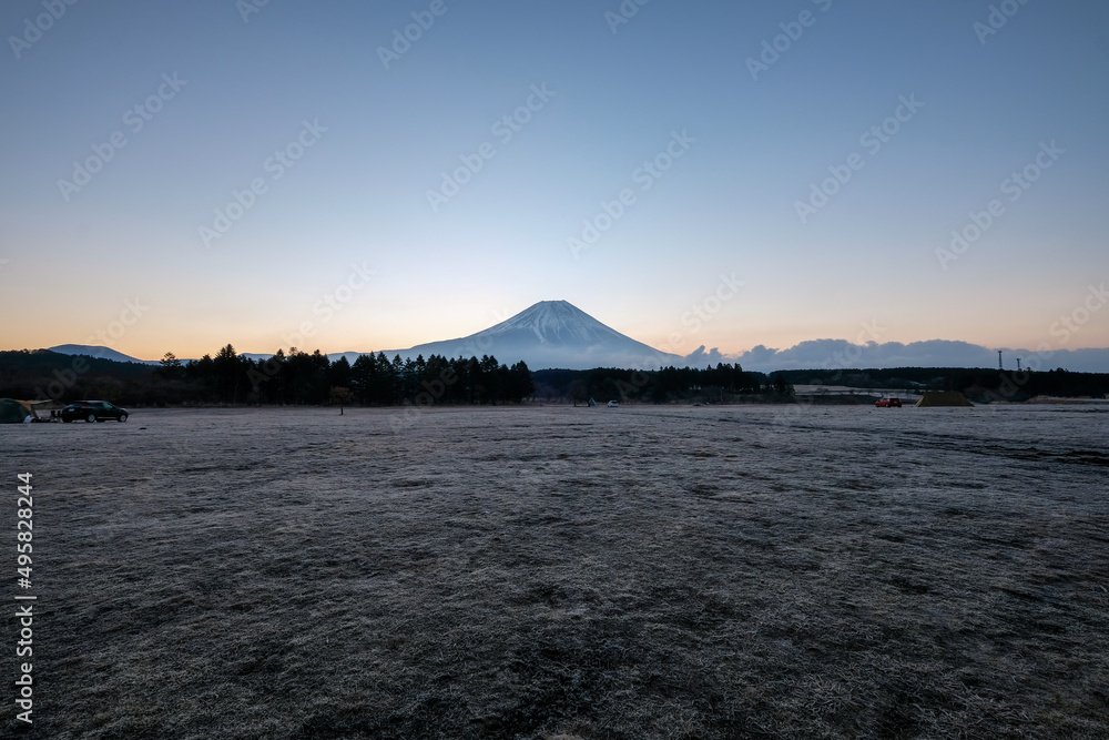 静岡県富士宮市朝霧高原のキャンプ場からの富士山と日の出 静岡県富士宮市朝霧高原のキャンプ場からの富士山と日の出