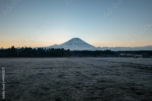 静岡県富士宮市朝霧高原のキャンプ場からの富士山と日の出 © Kazu8