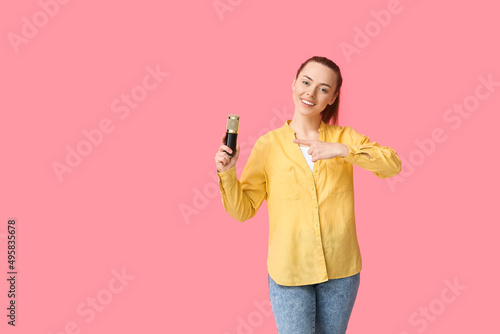 Young woman pointing at pro...