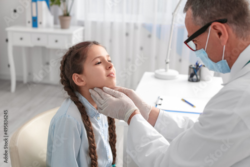 Doctor examining little gir...