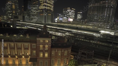 駅 ホーム 東京 電車 ビジネス街