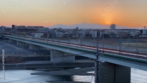 電車 夕日 富士山 通過 河川敷