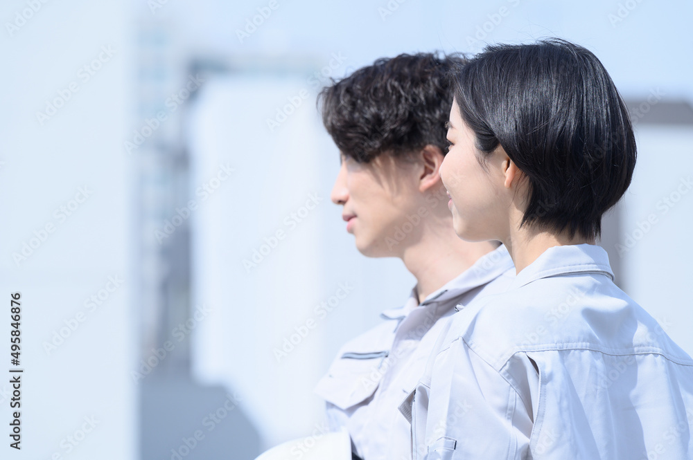 作業着姿の二人　後ろ姿