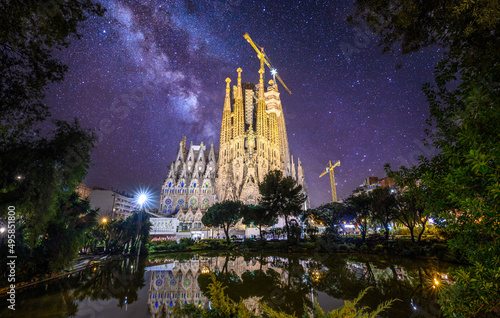 Fotografia Sagrada Familia at night, a large Roman Catholic church in Barcelona, Spain, des