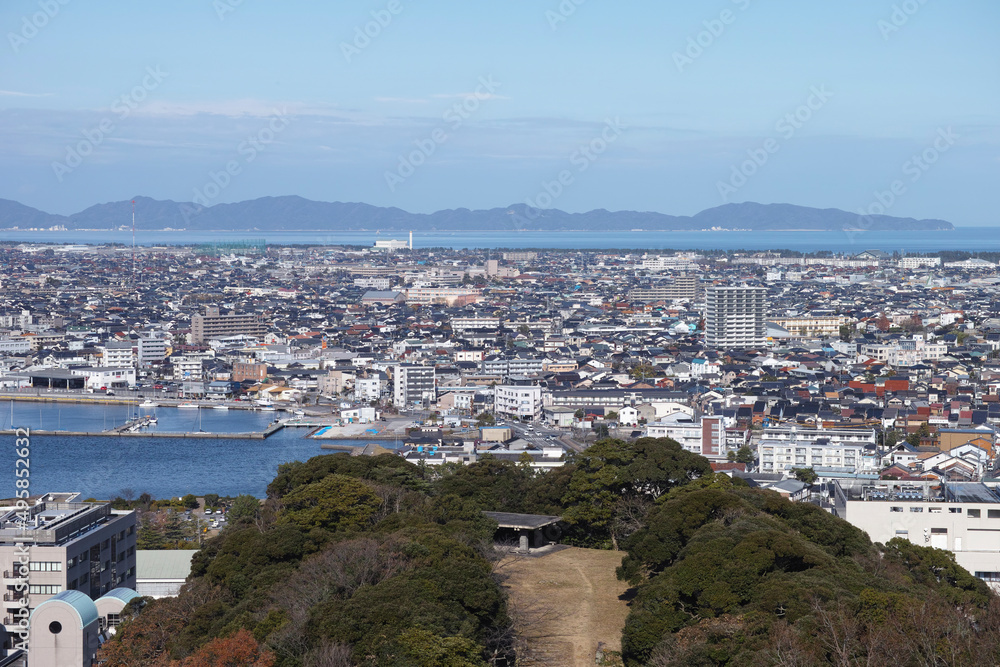 Fototapeta premium 鳥取県米子城跡から見た島根半島と米子市街地