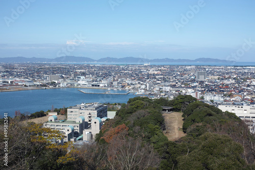 鳥取県米子城跡から見た島根半島と米子市街地 © maso11