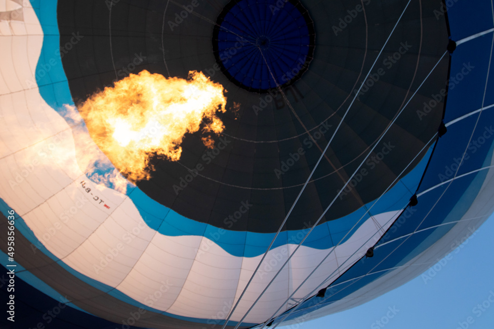 Obraz premium Flame inflating hot air balloon