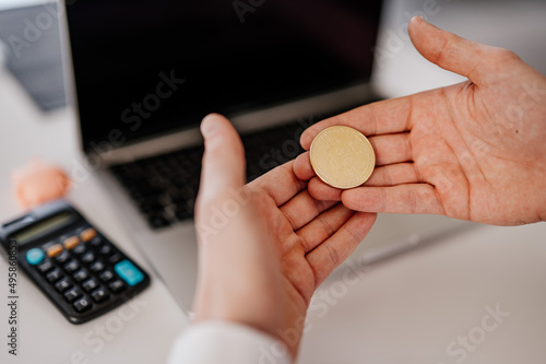 Bitcoin na tle laptopa