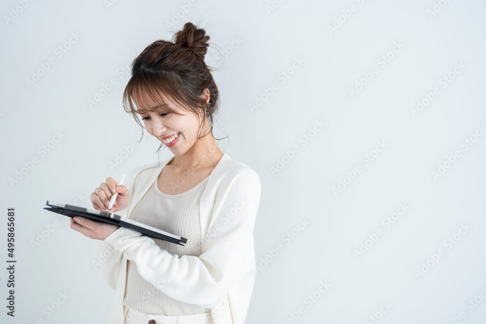 タブレットPCを使う女性 タブレットPCを使う女性