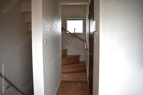 木造建築の階段、手摺、窓、ドア、スイッチ、玄関モニター