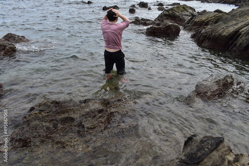 The clear sea full of rocks, as a result of trying how far you can walk, it is better to swim in the water.
