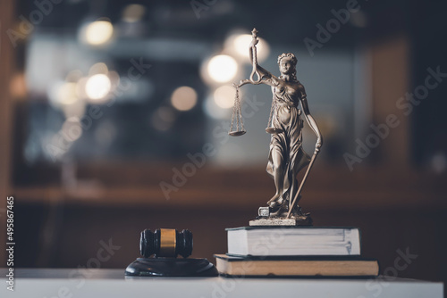 Cuadro en lienzo Statue of lady justice on desk of a judge or lawyer.
