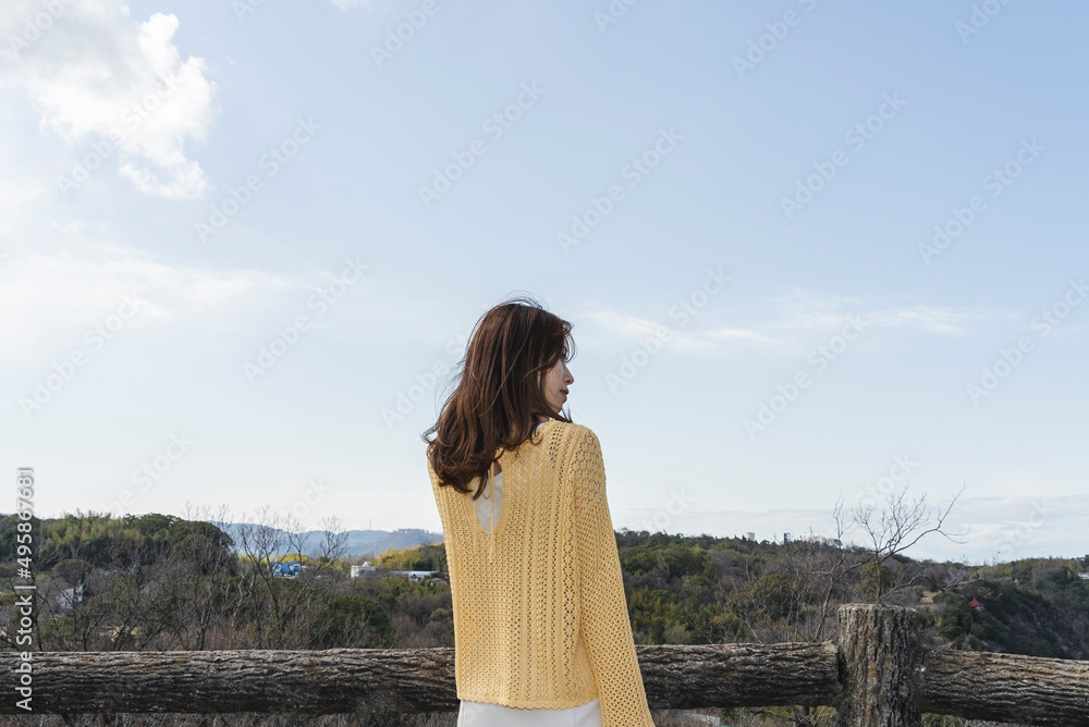 夕暮れの海岸線を歩く女性 夕暮れの海岸線を歩く女性